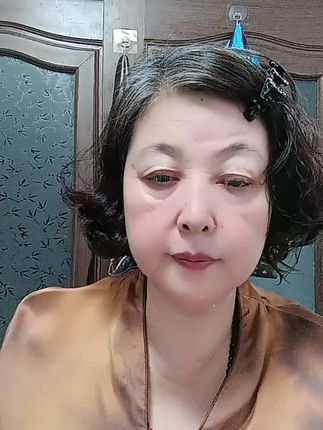 时光酿进坛,一口是江南 手工花雕藏着慢酿的温柔 琥珀色的酒香漫开 微甜回甘里,藏着老手艺的暖#纯粮食酒 #强烈推荐 @抖音小助手