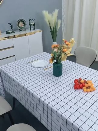 桌子铺上一层桌布,既美观还不怕刮花桌面,擦洗也容易#桌布 #免洗桌布 #防水防油围裙 #厨房好物
