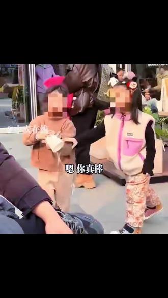 #打翻水杯小女孩 #育儿那些事#家庭教育 #热点快评 “孩子还小”不是挡箭牌!一杯水风波,撕开当代教育最扎心的真相!