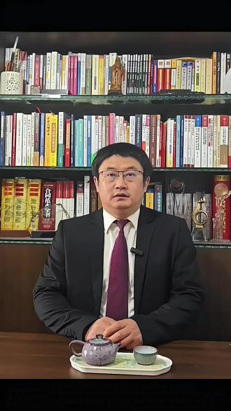 直播间中主播“假一赔十”承诺算数吗?刘律师教你维权|承诺了就必须赔!
大家平时在直播间买东西时,有没有听过主播拍着胸脯说“假一赔十”“假一赔万”之类的承诺,
很多人可能会觉得,这就是主播随口说说的营销话术,当不得真?其实不然,各位朋友大家好,我是刘律师。今天刘律师必须跟大家说清楚的是:只要主播在直播里,作出了比法律规定更高的赔偿承诺,那这个承诺就有法律效力,商家必须说到做到!
《最高人民法院关于审理网络消费纠纷案件适用法律若干问题的规定(一)》第十条规定:“平台内经营者销售商品或者提供服务损害消费者合法权益,其向消费者承诺的赔偿标准高于相关法定赔偿标准,消费者主张平台内经营者按照承诺赔偿的,人民法院应依法予以支持。” 第十一条规定:“平台内经营者开设网络直播间销售商品,其工作人员在网络直播中因虚假宣传等给消费者造成损害,消费者主张平台内经营者承担赔偿责任的,人民法院应予支持。”
简单地说,平台里的商家,在直播间卖东西,不管是主播还是工作人员,直播时说的宣传话、做的承诺,都得由商家来负责。:如果商家或者主播,承诺的赔偿标准,比法律规定的还高,比如法律规定假一赔三,主播说假一赔十,那咱们消费者要是真的买到了假货,主张商家按其承诺的“假一赔十”来索赔,法院是会支持的!
这里面的法律逻辑是:直播间里,主播说的话、做的承诺,都算商家的行为;只要主播承诺的赔偿,比法律规定的高,这个承诺就相当于商家和消费者之间的约定,商家必须按约定履行赔偿义务,不能反悔!
所以大家,以后在直播间买东西,一定要记好、留存好证据,比如录屏、截图,万一真的踩坑了,这些都是依法维权的底气!
好的,今天就分享到这里,如有法律问题,欢迎留言咨询
关注刘律师,了解更多的法律知识,咱们下期再见。
#直播间#假一赔十#