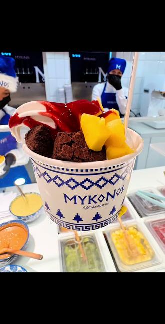 今天Catherine陪我去玻利瓦尔广场,作为加拉加斯的历史发源地,这片广场不只是游客打卡地,更是城市的精神核心。1883年为纪念“南美的解放者”西蒙·玻利瓦尔命名,中央矗立着1874年落成的骑马铜像,黑色大理石基座上刻着委内瑞拉人民对他的敬意,四周环绕着总统府、大教堂等殖民风格建筑,走在周边都能感受到厚重的历史感。而玻利瓦尔本人,正是出生在加拉加斯的领袖,他带领拉美多国摆脱西班牙殖民统治,这份功绩让他成为这里代代相传的精神象征。
周边转了转倒有不少收获:广场附近的纪念品店,小东西贵得超出预期,没下手;步行到Sambil商场里的网红冰淇淋店,6美元一个,小料满满,实在美味;广场旁巷子里的小酒馆,5$两杯的莫吉托太绝了,口感比国内的都好。还逛了Catherine力荐的本地最好美妆店,就在商场附近,本地产化妆品性价比超高。
最特别的是坐了当地的小型巴士Camionetas。从博物馆门口的公交站上车,出发前挺担心,🐴一直说别坐公共交通,怕不安全,结果上车发现特别正常——车子干净不破旧,人不多,40玻利瓦尔一人超便宜,几站路就到了纪念广场。原来很多担心都是自己想多了,这种真实的体验还挺难得。
这里打车是真贵,Catherine说有车的都是有钱人,物价整体偏高,但今天这些实实在在的经历,比打卡景点更有意义。