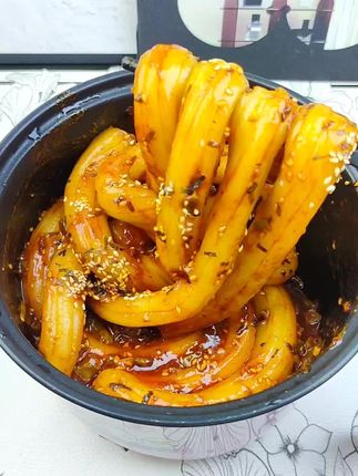 就是阿宽家这个超长粉耗子!甜辣脑袋根本忍不住!!糯叽叽粉土豆粉吸满浓郁的甜辣酱汁!真的巨巨巨好吃!#灵魂宵夜 #阿宽 #糯叽叽美食 #妈呀太好吃了 #甜辣