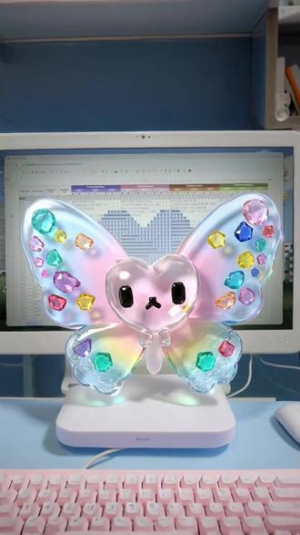 AI MV教程|一键还原RUDE像素爱心世界!
KPOP AI挑战第十期!这次用Kling 3.0 打造RUDE同款像素风网页世界!随着webcore和chromecore席卷Y2K世界,网页拼贴风成为Z世代社交媒体趋势,今天我们将使用Kling 3.0轻松复刻RUDE同款像素风爱心游戏世界!
这次get了视频参考和主体生成功能,能单图生成虚拟IP并和视频动作联动,kpop翻跳黑科技✔️同时也制作了同款元素的3d打印交互装置,结合智能分镜功能一键生成百万运镜KPOP MV!
#hearts2hearts #3D打印 #RUDE #AI #kpop