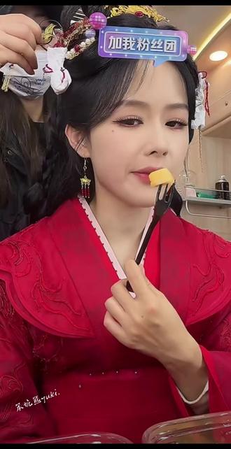 余茵你知道吗 我下班回家路上看你觉得今天比昨天走的快多了@余茵
#余茵#余茵直播#凤刃#余茵张翅#余茵新剧