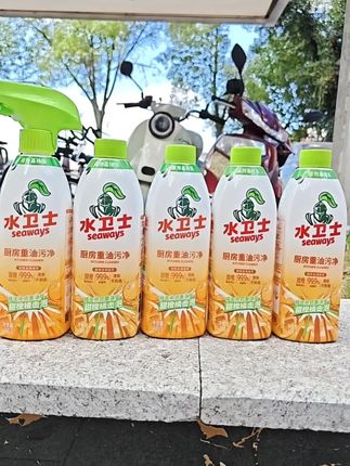 水卫士这次真的放大招了!全新升级配方+新包装,除菌率高达99.9%,不管是灶台、锅具上的陈年老垢,还是墙壁、微波炉、油烟机上的顽固油污,都能轻松瓦解、彻底清除。 现在29.9元直接到手5大瓶!厨房大扫除靠它一步搞定,这个价囤货太值了,手慢无~#水卫士油污清洁剂 #好物推荐 #水卫士 #好东西一起分享 #厨房好物