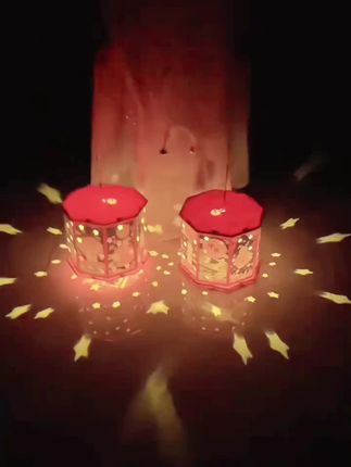 中秋佳节将至,可以给小朋友准备一个这样的兔子灯笼,灯笼投影出来的画面真的太美了,只需将图案贴在灯笼上,用自带的灯泡点亮它,就能投影出各种漂亮的图案,氛围感瞬间拉满。#中秋节手工灯笼 #传统文化
