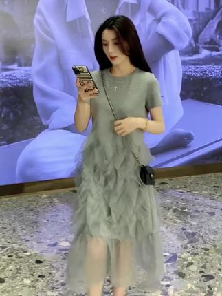 灰色网纱拼接连衣裙女夏季遮肉显瘦减龄独特漂亮巨好看的休闲裙子#夏季新款连衣裙 #谁穿谁漂亮