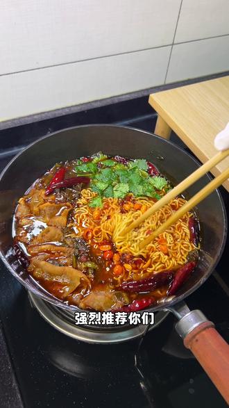 超级好吃的酸菜肥牛面,一定要去试试呀 #美食教程 #跟着抖音学做菜 #酸菜面 #下饭菜 #面条