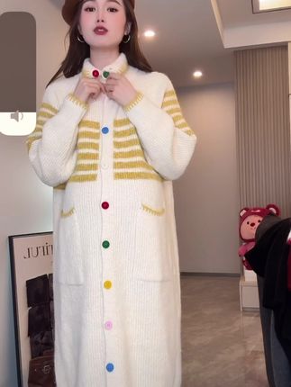 2025秋冬彩色扣子孕妈宽松大码时尚条纹设计外穿针织长款连衣裙
