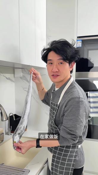 甘心做一条带鱼,油油的在油里招摇 带鱼以前在北方只有红烧,原来还有那么多做法,先尝一道油浸的。#带鱼 #油浸鱼 #年年有鱼