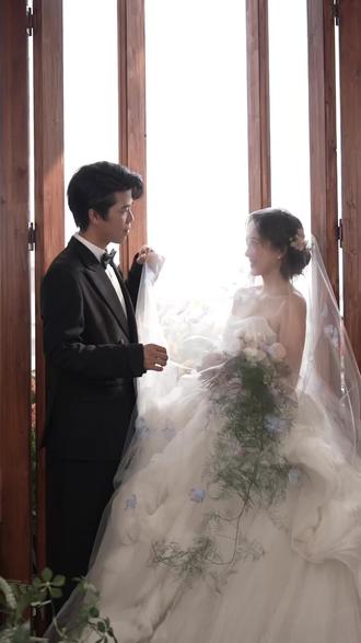 体验女明星的一天~
备婚进度 + 1✅
心心念念的婚纱照终于圆满完成啦。
我和先生本都不太擅长面对镜头,
幸好摄影师超有耐心,全程温柔引导,
每一套风格都藏着不一样的心动,
连抓拍和花絮都格外喜欢。
好好记录下这份满是欢喜的时刻💍
@慕野摄影艺术空间
#金华婚纱照 #慕野摄影 #金华备婚 #金华婚纱摄影 #婚纱照