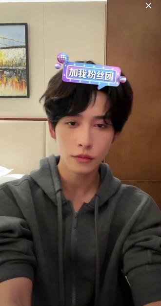 12月10日 @申浩男 直播“扫地舞”、@何健麒 跳舞
祝6677一起闯荡,一起奋斗,兄弟并肩,共同长虹
#帅炸了 #神仙颜值也不过如此 #宝藏男孩儿 #高颜值