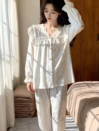 睡衣女春秋长袖套装小香风甜美女士秋冬可外穿家居服 姐妹们快看这套小香风睡衣!春秋穿刚刚好,秋冬外穿也绝绝子!丝绒质感贼高级,摸起来软乎乎的,穿上就像被云朵包裹~荷叶边设计甜到心坎里,居家穿温柔,出门取个快递、逛个便利店也超有范儿,妥妥的百搭王!这个质感这个颜值,开启精致舒适的每一天! #家居服 #睡衣外穿 #小香风 #甜美穿搭 #睡衣套装 @DOU+小助手 @DOU+上热门 @抖音小助手