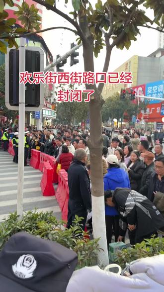 汉川烟花秀进不去了,欢乐街西街路口已封闭
