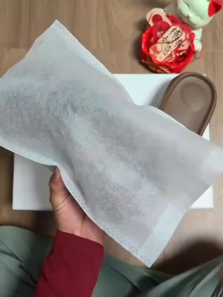 姐妹们,夏天怎么能少了一双舒服又百搭的凉拖呢?这双凉拖真的太好看了,它是今年夏天的新款,穿上脚非常舒适透气,而且很时尚,无论搭配短裤、裙子还是牛仔裤都非常的好看!它是一双五厘米增高的厚底凉拖,上脚后显得腿特别长,真的很不错#百搭拖鞋外穿也好看 #好穿又好搭 #拖鞋 #夏季凉拖 #百搭厚底拖鞋@抖音商城 @巨量千川