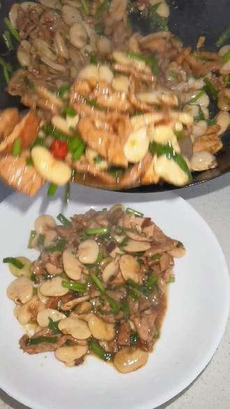 【韭菜香干肉片 炒蚕豆瓣】 这个季节正是吃鲜蚕豆的季节,这个季节的蚕豆是甜的、也应季。这个菜做着简单,还下饭。色香味俱全的😄。#蚕豆 #蚕豆瓣做法 #下饭菜 #美食 #家常菜