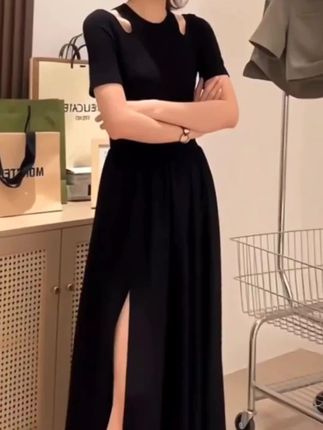 夏季新款时尚设计款/挂脖/极简风小黑裙~极简风收腰显瘦开叉连衣裙#小个子穿搭 #高级感穿搭 #连衣裙 #美出高级感#谁穿谁好看