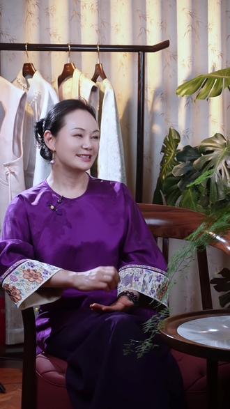 香云纱,是少数可以穿、可以养、还可以传承的高端非遗面料。#穿的是文化更是底气 #香云纱非遗穿搭 #传承新中式美学 #中式服装生活化
