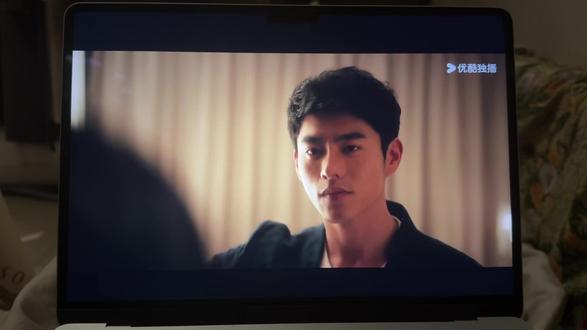 小小的老子哭得一塌糊涂 #上海女子图鉴
其实我泪点还挺高的,这几年对感情不是很能共情,看剧看到最后一集真的泪目。导演很会用镜头语言,张天皓这条线拍得非常自然又细腻。两个人都见证彼此谈了很多恋爱,男主从空心人到慢慢开始在意女主,能看出他的真挚,在意和Harriet对他的特别(为她伤神)。他给女主的生日礼物是他定制的一款游戏,偶然一次被女主同事通关了才看到他的告白;女主回去告别时偶然才看到的给她准备的戒指,被小心翼翼地放在他的烟夹里。最后求婚时候准备的惊喜,都是定制游戏里出现过的所有东西,细节太戳我了😭;担心女主创业辛苦就把自己公司股份卖掉给女主投资,女主拒绝想要自由独立他也会尊重。
两个人都好无可厚非,但爱一定一定需要真心。#上海女子图鉴 #上海 #张天皓#李程彬