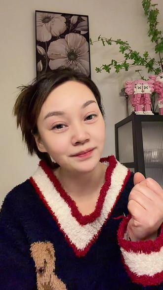 致自己 谢谢你!在那些觉得“快撑不下去”的早晨依然按时起床,把日子一天天过下来;谢谢你!在无人鼓掌的时刻依然选择做正确的事,守住了内心的准则。
我知道你曾偷偷哭过。在加完班的深夜地铁上,在挂断家人电话后的寂静里,在重复努力却看不见结果的日子里……但每一次,你都默默擦干眼泪,继续前行。那些脆弱不是软弱,而是你活着的证明。
谢谢你!保留了感受美好的能力——依然会为一片好看的晚霞驻足,会被陌生人的善意打动,会在喝到喜欢的奶茶时开心得像孩子。这种没有被生活磨钝的感知力,是多么珍贵的礼物。#原创视频 #致自己的一段话 #年末将至 #自媒体创业 #口播