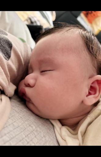 抱睡就抱睡吧,他还那么小,已经非常努力的在睡觉了,可能他只是没有安全感吧,才会连睡觉都不踏实,偶尔睁开眼看看麻麻是不是在,他也需要足够的安全感吧,抱也就抱几个月,大了亲一下都需要商量商量咯!#我的小奶娃#抱紧你的我比国王富有