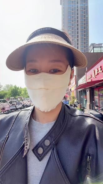 同样的在#兰知春序 买了这个#ELLE桑蚕丝口罩 我的都洗好多次了也没见皱巴巴啊咋回事呢#与辉同行 #防晒神器 #防晒口罩 @抖音小助手 @DOU+上热门