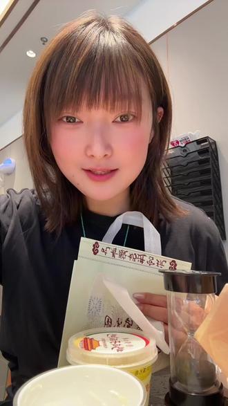 真的会被紫光园这个奶皮子酸奶惊艳!
就是小红书看到抹茶和茉莉口味的来了之后店员说没有,但是原味的也好好吃
四个字
厚、醇、香、滑~
真心真心推荐!
#北京紫光园 #紫光园酸奶 #北京打卡