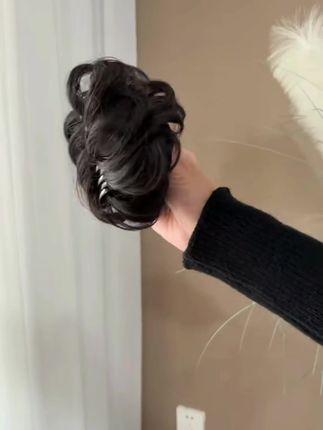 这个抓夹假发包终于来活动了,出门就用这个抓夹假发包把头发盘起来,百搭又减龄,凉快又漂亮,优雅又气质。有四款颜色可选,可以根据自己的发色选择合适的颜色,关键是今天的价格太划算了!#点击小黄车直接购买 #抓夹