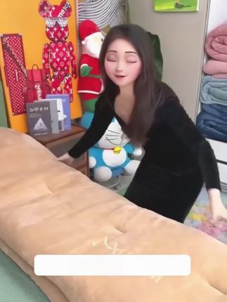 冬天最愁钻被窝时那股凉丝丝的劲儿,脚冻得半天捂不热,厚重被子压得肩膀酸?这款牛奶绒刺绣冬被太懂人心!绒面软得像云朵贴皮肤,一钻进去暖意就裹上来,不用等半天捂热被窝,还轻得翻身没负担。边缘的小刺绣精致又不花哨,铺在卧室里也显温馨,不管是老人睡、孩子盖,还是自己日常用,都能暖乎乎过整个冬天#牛奶绒冬被 #冬被加厚保暖 #床上用品 #好睡眠 #健康睡眠