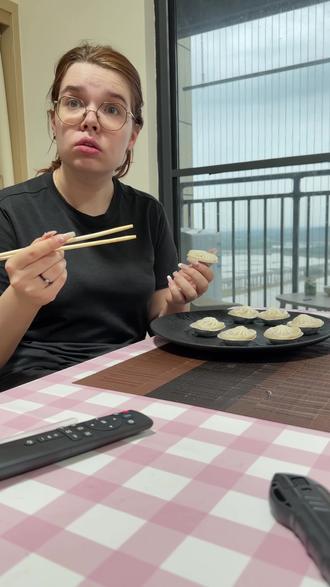 女朋友第一次吃汤包和喝桂花糊 她给汤包和桂花糊打了一个让我觉得不可思议的分数.....
#早餐·打卡🥪🍞 #外国人吃中国美食 #跨国恋 #武汉早餐#记录恋爱日常