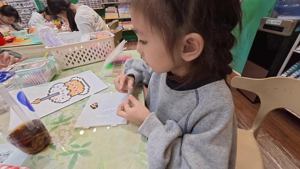 小孩子姐的仪式感 ,祝她的好朋友生日快乐🎂#拼豆 #手作diy #谁教的娃这么优秀