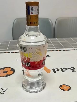 老八大工艺!这兼香型白酒太正统 懂酒的酒友,没人不知道平坝窖酒的分量吧!作为“老八大”之一,经典4号完全传承了正统兼香型工艺,酒厂直供的品质肉眼可见。 52度的酒体醇厚饱满,入口先是浓香的绵柔,尾调又带着酱香的细腻,层次超丰富。500ml单瓶装,不管是自饮细品还是约上酒友小酌,都能喝出其中的讲究。对追求老牌工艺和口感的人来说,这瓶闭眼入都不会错! #平坝窖酒经典4号 #老八大白酒 #兼香型白酒 #白酒推荐 #白酒