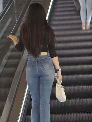 #清纯女神 #美背杀 #大长腿小蛮腰 #性感女神 #紧身牛仔裤