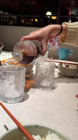 新岁序开,共赴安康。AXSO 露酒携仲景养生智慧,敬呈马年第一份心意。懂你欢聚的尽兴,更护你举杯的安心。愿这杯温润佳酿,伴你在烟火社交中从容举杯,于岁月流转里身康体健。2026,祝各位合作伙伴与新老客户:马到功成,万事顺遂,杯酒敬团圆,岁岁皆安康!#酒 #酒蒙子的日常 #axso露酒