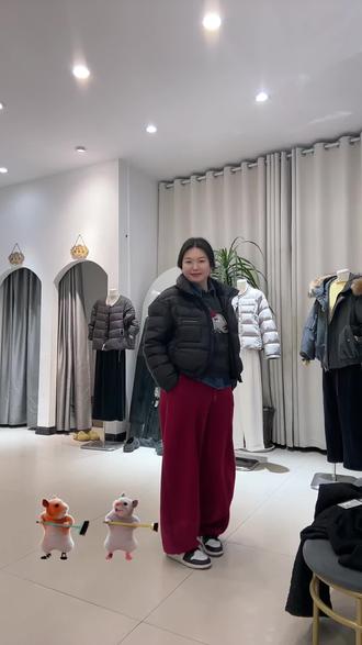 #穿搭 黑色羽绒服搭配红色卫裤