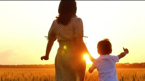 “上帝不会随时都在,于是便创造了母亲这个角色” #拍出电影感 #情绪短片 #青年创作者成长计划 #抖音摄影美学大赏 #inmyfeeling