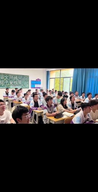 又是一年高考季,今年的高考进行曲又是什么呢
还有广播里的音乐该换了,欢迎同学们来点歌!#毕业季 #高考 #双休 #广播