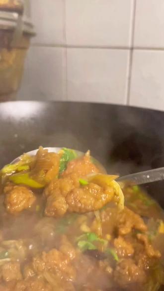 酸汤酥肉是一个地方的特色小吃之一,知道的朋友可以打出来,评论区有高人#分享家乡美食 #酸汤酥肉 #美食