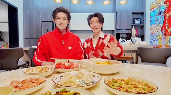 #晒晒咱家团圆饭#云熠 星河们~吃年夜饭啦~