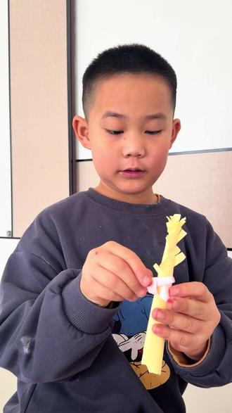 看完小猪佩奇的tree paper手工课,立马动手复刻一棵专属小树,展示完还不忘粘把小手枪。被我夸完得意后退,啪嗒摔坐地上,我没忍住笑出了声。童年就是这么又认真又好笑。#人类幼崽到底有多可爱#佩奇手工课#萌娃日常#童年趣#妈妈的快乐很简单