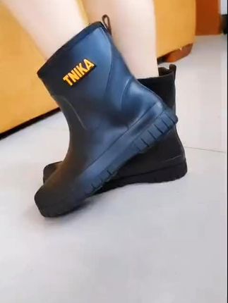 中筒雨靴潮搭雨天出行涉水鞋防水,雨鞋防滑胶鞋保暖套鞋#雨鞋#雨靴#中筒雨鞋#水鞋