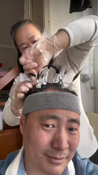 姐妹们,已经替你们试过了,没有翻车,一拧就出卷,干就完了,放心大胆的给老公整起来吧#锡纸烫 #烫发前烫发后 #男士烫发 #过年就得烫头呀 #在家烫发