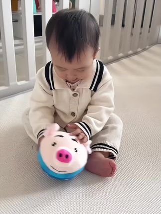 爸爸新买的#跳跳猪 玩具,也太好玩了吧,会跳动会唱歌还可以学说话,还能引导爬行,宝宝玩嗨了#母婴好物 #益智玩具 #自己玩的不亦乐乎