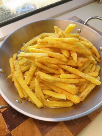 姐妹们一两个小时不会回软 外面买这么多得五六十 自己家两颗土豆就搞定 小朋友超级解馋 做法也很简单 假期可以给娃试试#炸薯条 #自制美食