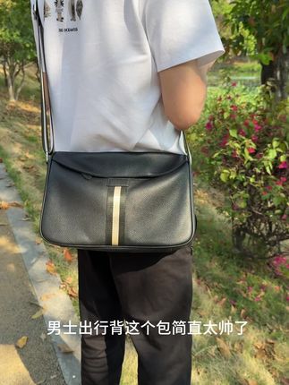 男人出门必备的一款单肩包,不管任何场合背它出门也太加分了!#男包#单肩斜挎包#头层牛皮#简约大气 #强烈推荐