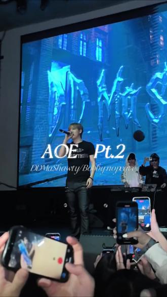 珍惜属于D哥最后的温柔#AOEPt.2#DDMaShawty#Bobbynopeace#WhyNot双脚离地 #livehouse
是谁在双脚离地听到了AOE Pt.2!两大帅哥DD,Bobby的remix版超级好听,29号我们直接飞起来好吗 @双脚离地 WHY NOT