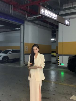 / 温柔优雅 米杏色 满身爆闪推荐一套入 更高级上档次 奢华感拉满 连衣裙卡码拍大 西装卡码拍小.#MissBao #MISSBAO原创女装 #MissBao大衣生产商