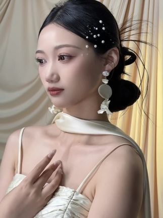 你连她的头发丝都比不上 #新娘跟妆 #化妆师的工作日常 #新娘跟妆造型 #耳环 #新娘饰品