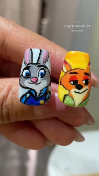 今日美甲 #疯狂动物城 #尼克狐尼克你被逮捕了 #尼克狐尼克美甲 尼克狐尼克/朱迪彩绘美甲
“‘朱迪警官,我的美甲需要‘破案’!
‘这是狐尼克偷偷在你指甲上盖的章?’🤣”@爱做美甲的小牛马🐮