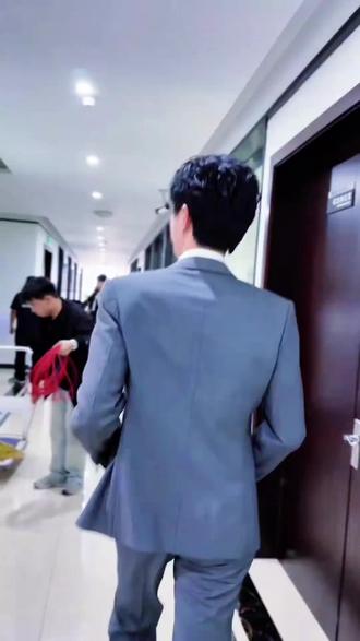 #动作这一块拿捏死死的 #游主任 老干部走路~就很板正~#郝熠然